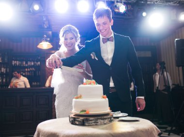 Gelin ve damat pasta kesme