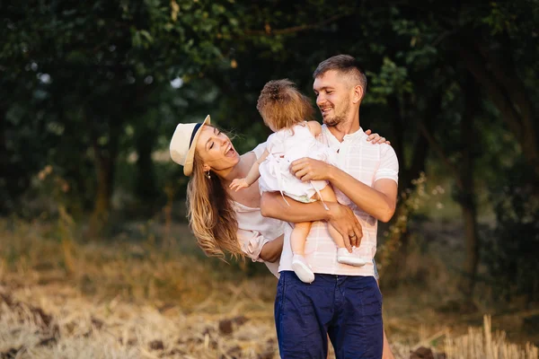 Baba, anne ve kızı Park — Stok fotoğraf