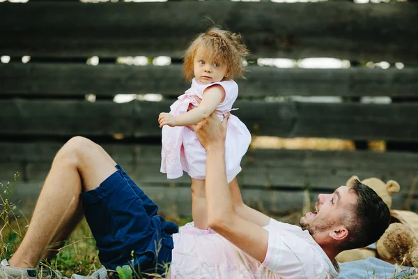 Famiglia felice sul prato nel parco — Foto Stock