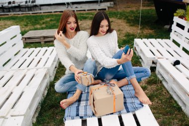Selfie hediyeler ile iki kız yapın
