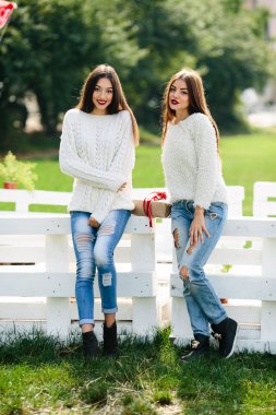 İki kız yalın tezgah