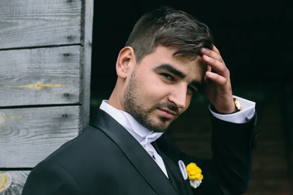 Handsome groom posing and looking at the camera — Stock Photo, Image