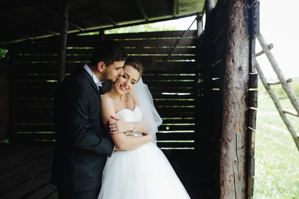 Foto de belo casal na natureza em cabana de madeira — Fotografia de Stock
