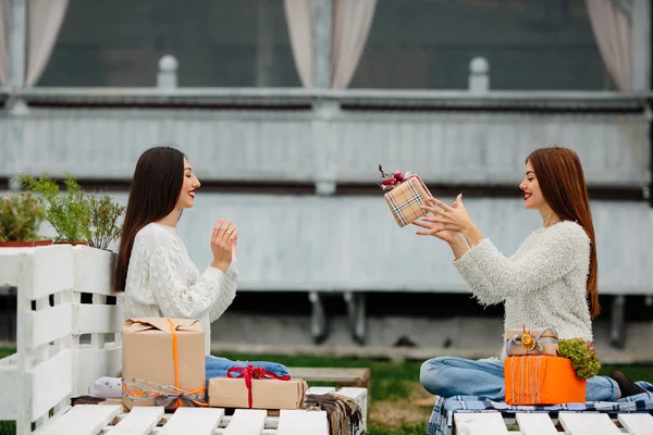 Девушки бросают подарки друг другу — стоковое фото