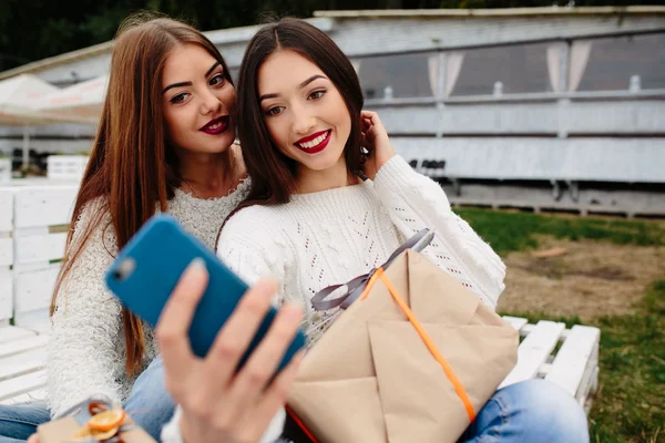 Dwie dziewczyny zrobić selfie z darami — Zdjęcie stockowe