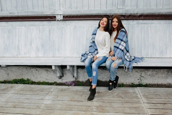 Due ragazze si siedono su una panchina nel parco — Foto Stock