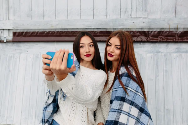 Dwie dziewczyny zrobić selfie — Zdjęcie stockowe