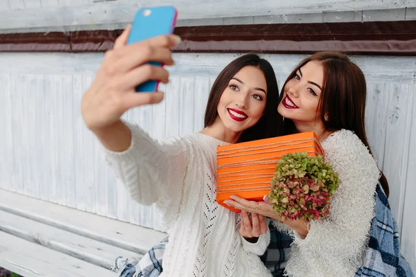 Dwie dziewczyny zrobić selfie z prezentem — Zdjęcie stockowe