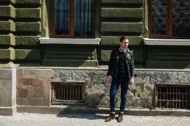 Selvedge kotla poz veren kendinden emin bir adam.