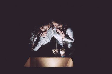 Bir Noel hediyesi ile kız açılır kutu