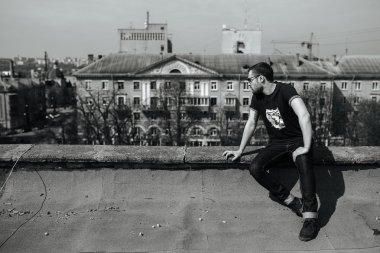 Selvedge kotla poz veren kendinden emin bir adam.