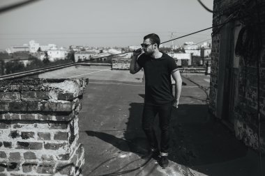 adam fazla kotun içinde poz