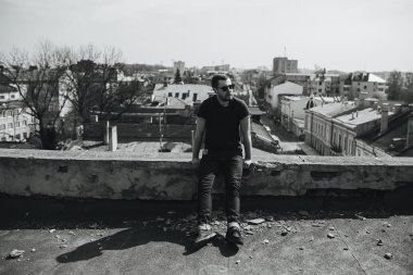 Selvedge kotla poz veren kendinden emin bir adam.