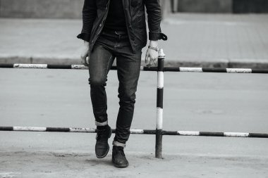 Selvedge kotla poz veren kendinden emin bir adam.