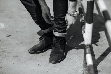 Selvedge kotla poz veren kendinden emin bir adam.