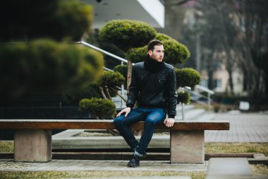 Selvedge kotla poz veren kendinden emin bir adam.