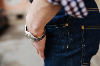 Selvedge kotla poz veren kendinden emin bir adam.