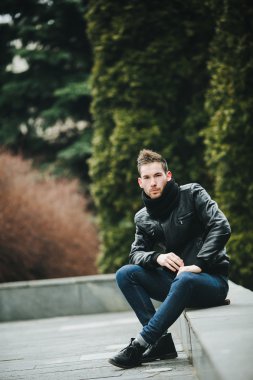 Selvedge kotla poz veren kendinden emin bir adam.