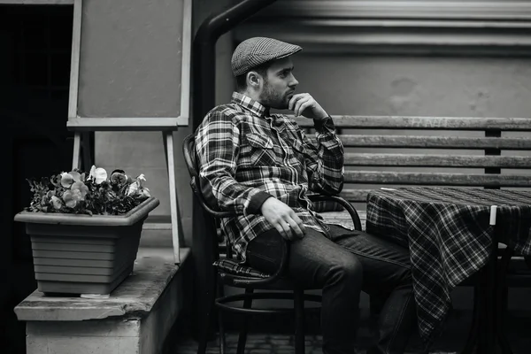 Homem confiante posando em jeans selvedge — Fotografia de Stock