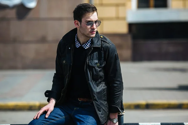 Selbstbewusster Mann posiert in hochhackigen Jeans — Stockfoto