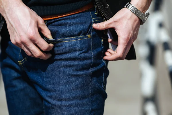 Homem vestido de jeans, um close-up — Fotografia de Stock