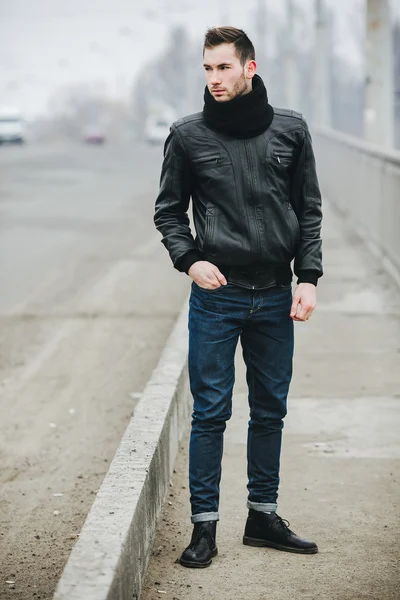 Hombre confiado posando en pantalones vaqueros —  Fotos de Stock