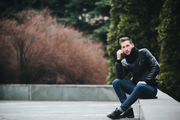 Homem confiante posando em jeans selvedge — Fotografia de Stock