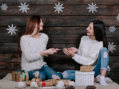 Kardeş kardeşi bir tablet verir.