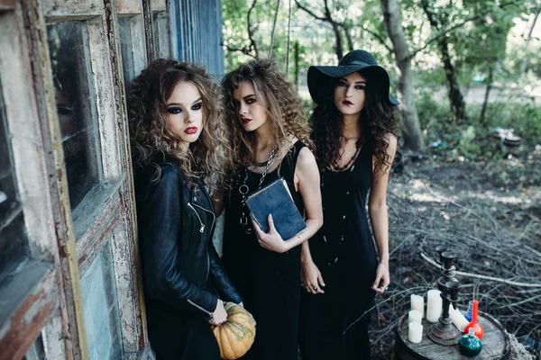 Tres mujeres vintage como brujas — Foto de Stock