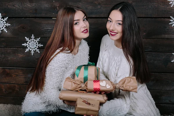 Två vackra flickor erbjuda gåvor till kamera — Stockfoto