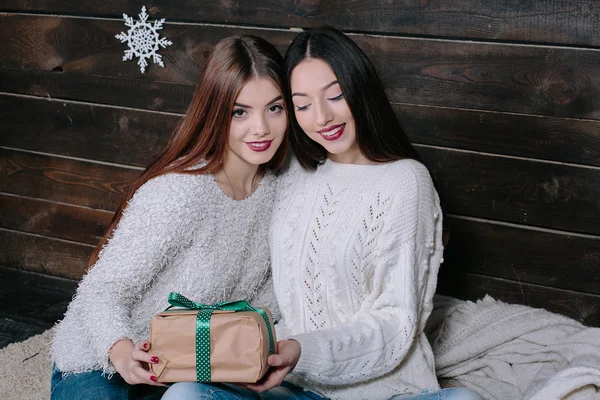 Две красивые девушки на Рождество — стоковое фото