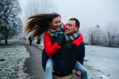 adam kız arkadaşı sırtında taşır.