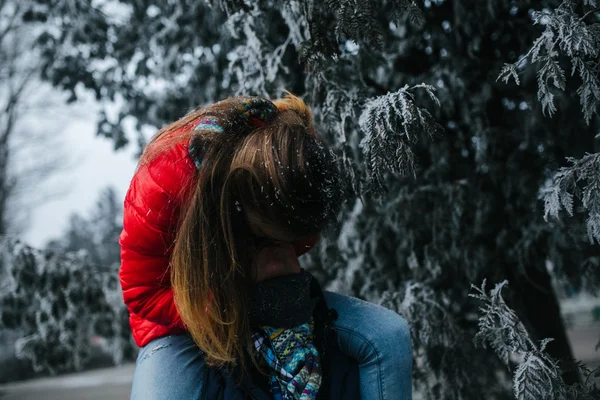 Man carries his girlfriend on back — Stock Photo, Image