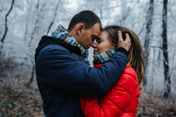 Couple marchant sur un parc d'hiver — Photo