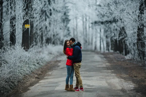 Pasangan berjalan di taman musim dingin — Stok Foto