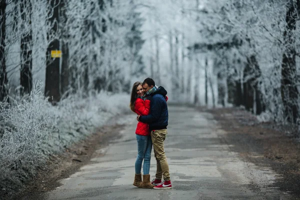 Paar lopen op een winter park — Stockfoto