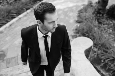 genç adam bir takım elbise poz içinde