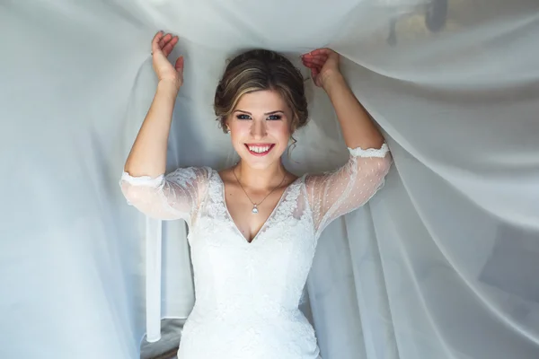 Bride posing in a hotel room — Stock Photo, Image