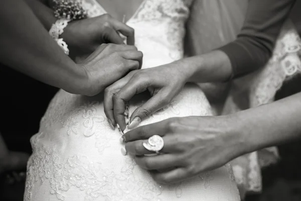 Невеста надевает платье — стоковое фото