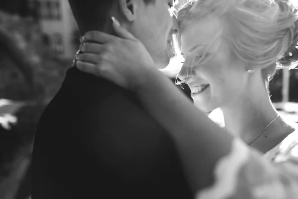 Bride and groom posing on the streets — Stock Photo, Image