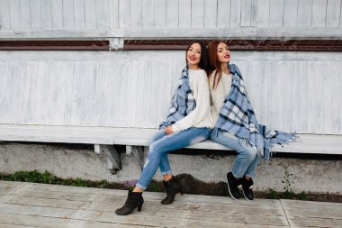 İki kız parkta bir bankta oturup