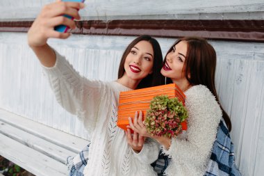 İki kız selfie hediye ile yapmak