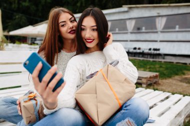 Selfie hediyeler ile iki kız yapın