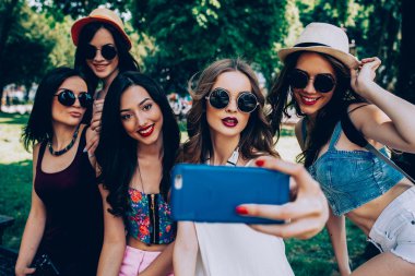 Beş güzel genç kızlar