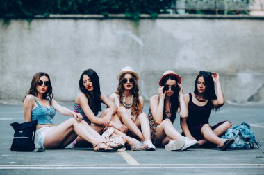 Beş güzel genç kız rahatlatıcı