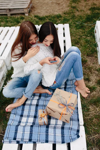 Dos chicas hacen selfie con regalos — Foto de Stock