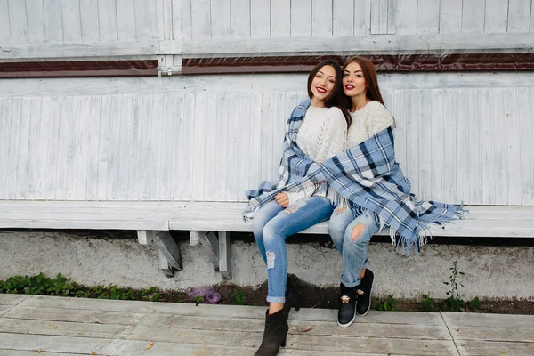 Deux filles s'assoient sur un banc dans le parc — Photo