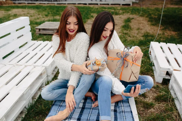Две девушки делают селфи с подарками — стоковое фото