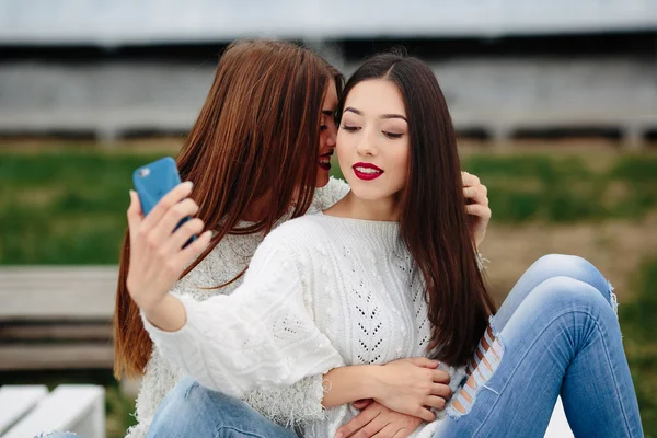 Dos chicas haciendo selfie en el banco — Foto de Stock