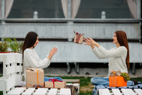 Kızlar birbirlerine hediyeler atar — Stok fotoğraf
